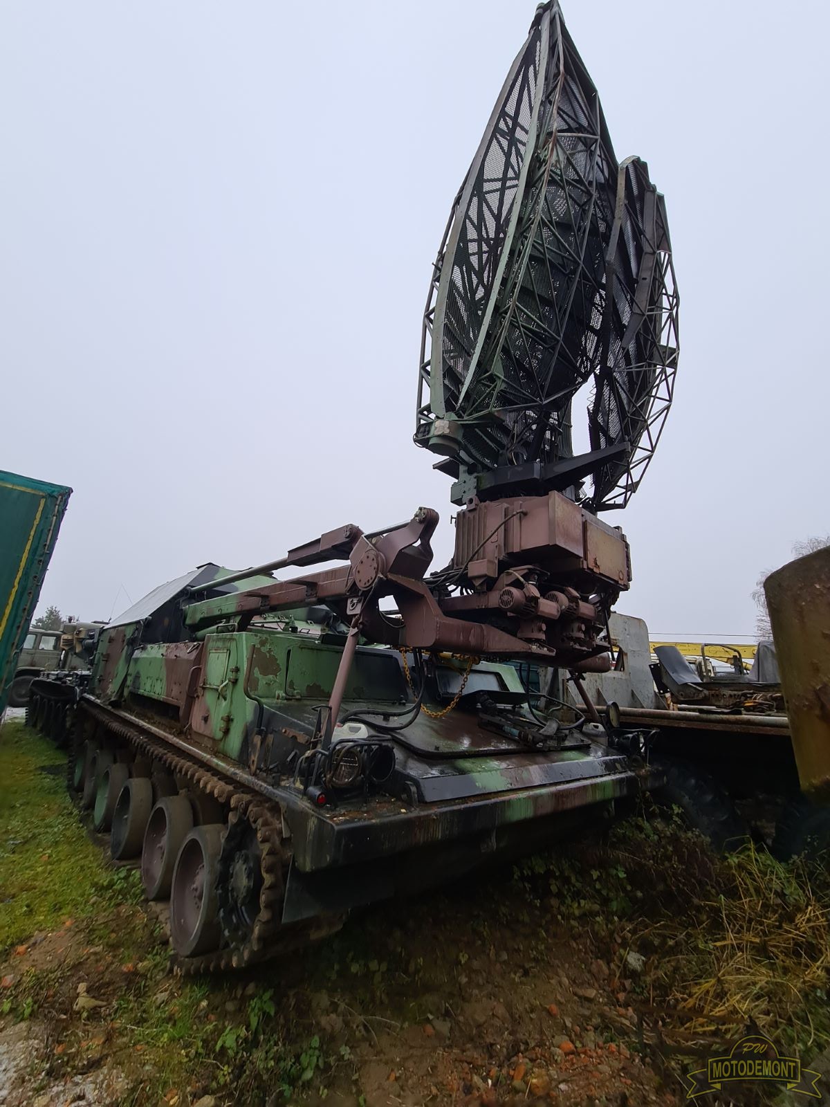 Pojazd gąsienicowy SPG-1 stacja radiolokacyjna RT-21